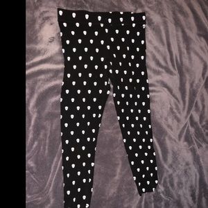 Skull with heart eyes VS PINK leggings